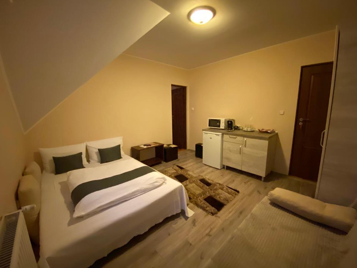 Vila Eszter Hotel Совата Екстериор снимка