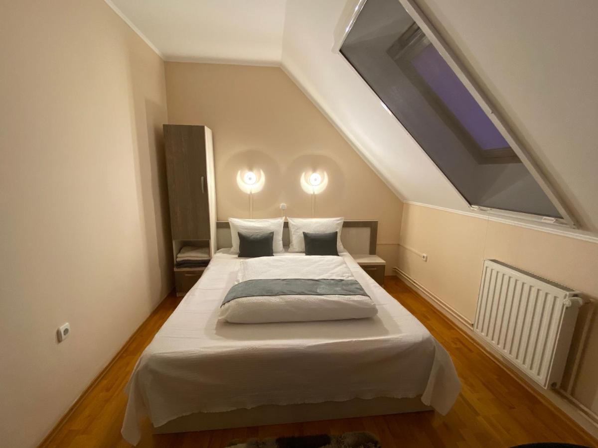 Vila Eszter Hotel Совата Екстериор снимка