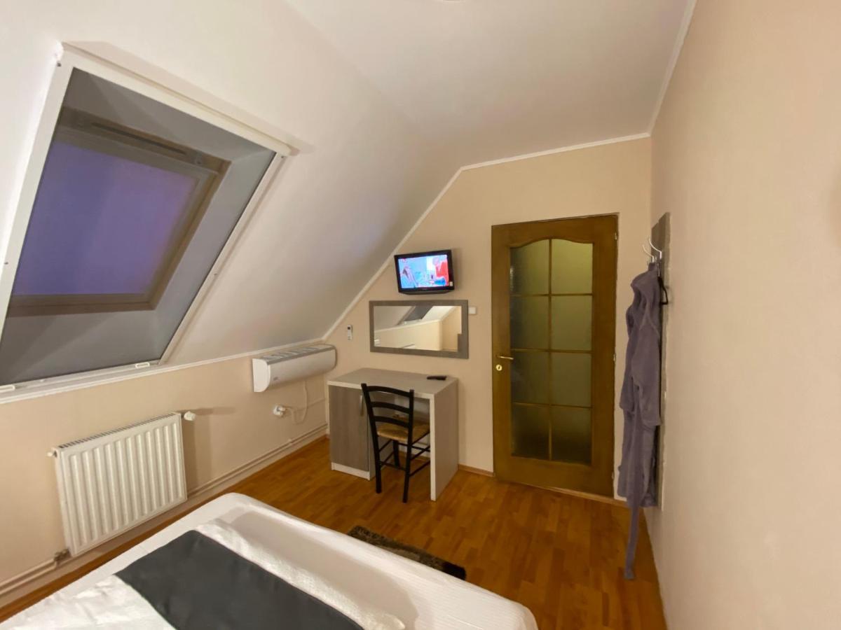 Vila Eszter Hotel Совата Екстериор снимка