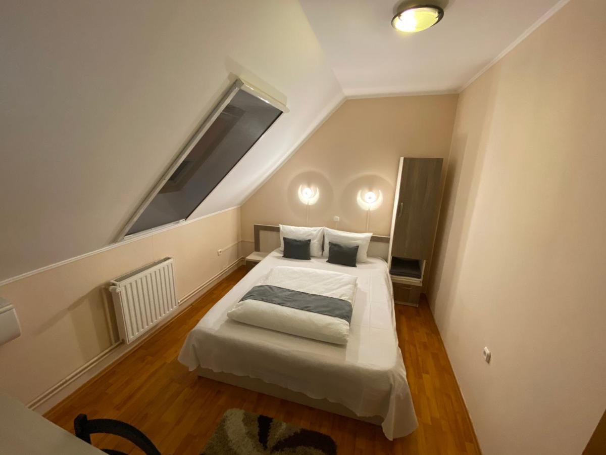 Vila Eszter Hotel Совата Екстериор снимка