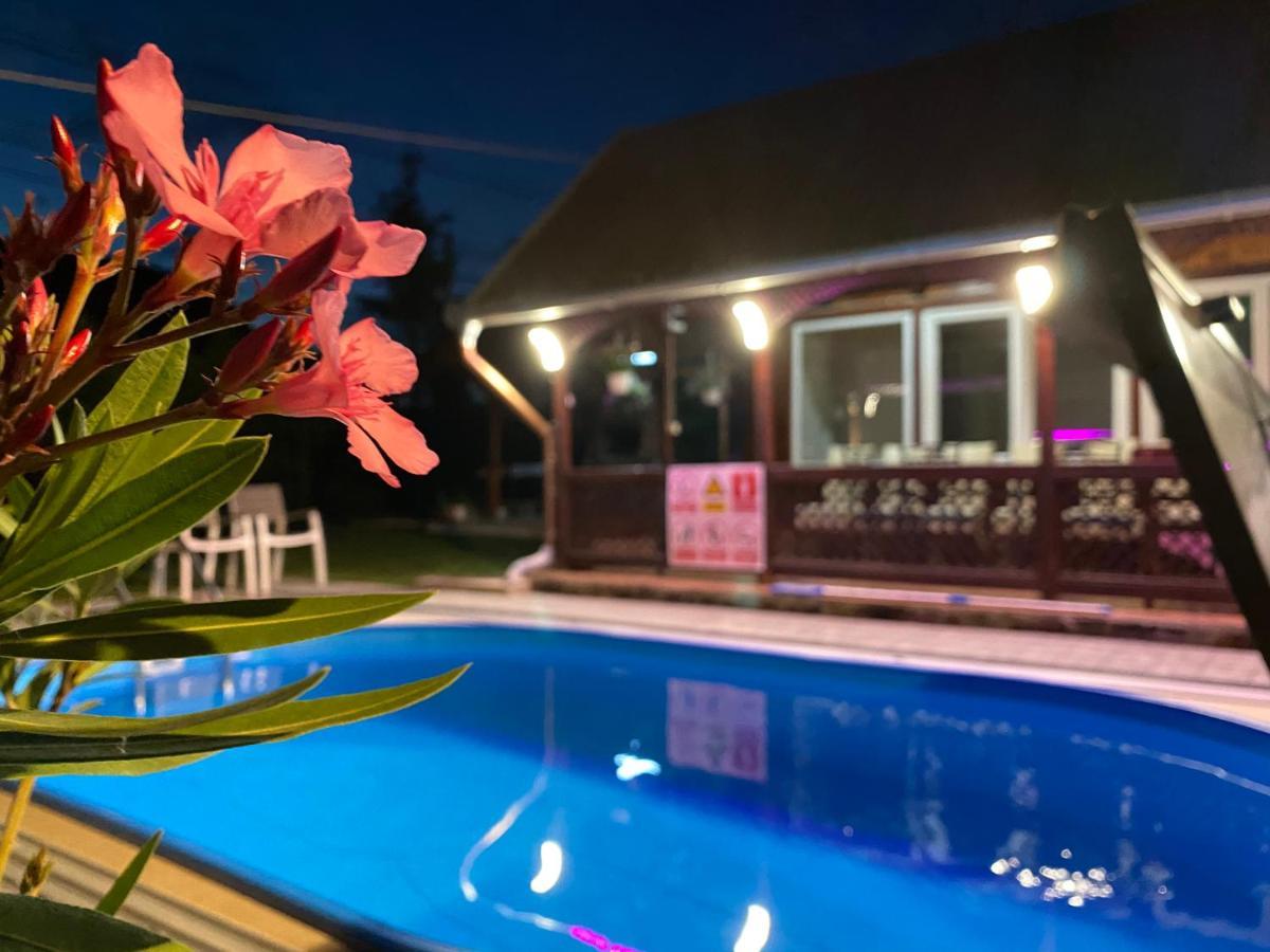 Vila Eszter Hotel Совата Екстериор снимка